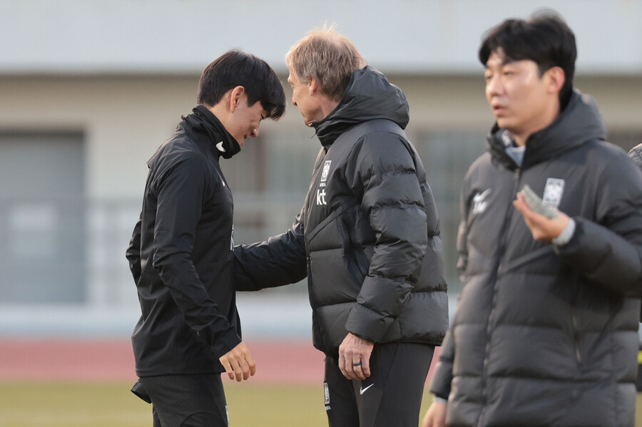 ▲ 축구대표팀 미드필더 황인범이 위르겐 클린스만 감독과 대화하고 있다. ⓒ연합뉴스