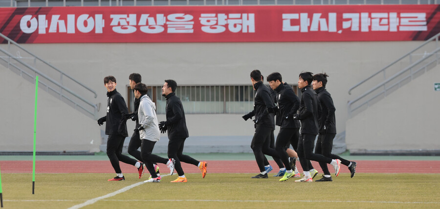 ▲ 축구대표팀 손흥민, 황희찬 등이 13일 서울 목동종합운동장에서 위르겐 클린스만 감독, 차두리 코치의 지휘 아래 몸을 풀고 있다. ⓒ연합뉴스