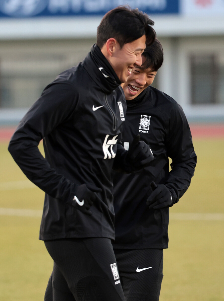 ▲ 축구대표팀 손흥민, 황희찬 등이 13일 서울 목동종합운동장에서 위르겐 클린스만 감독, 차두리 코치의 지휘 아래 몸을 풀고 있다. ⓒ연합뉴스
