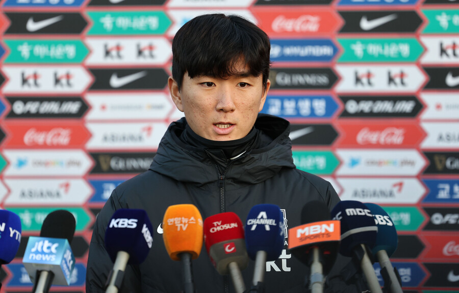 ▲ 각자 2026 북중미 월드컵 출발의 중요성을 강조한 1996년생 친구인 황인범, 황희찬. ⓒ연합뉴스