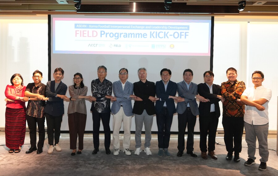▲ 축구사랑나눔재단은 지난 12일 아세안(ASEAN) 사무국이 있는 인도네시아 자카르타에서 한국과 아세안의 축구 공동 발전을 위한 FIELD프로그램(Football Interpersonal Exchange and Leadership Development)의 시작을 알리는 킥오프 행사를 열었다. ⓒ축구사랑나눔재단