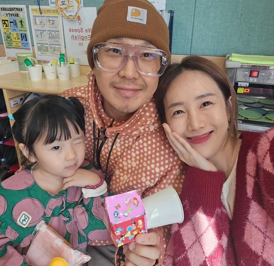 하하♥별, '희귀병 완치' 딸 유치원 참관수업 "그저 감사"