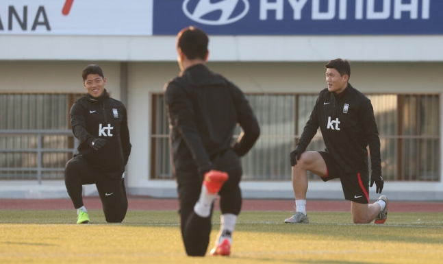 ▲ 축구대표팀 중앙 수비수 김민재가 동갑내기 황희찬과 대화를 나누고 있다. ⓒ연합뉴스