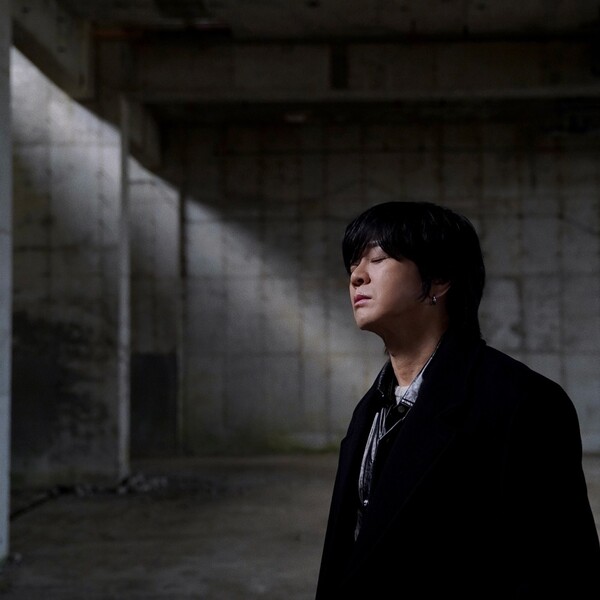 ▲ 2013년 YB 9집에 수록됐던 '뚜껑별꽃'을 발라드로 재탄생시킨 윤도현. 제공|디컴퍼니