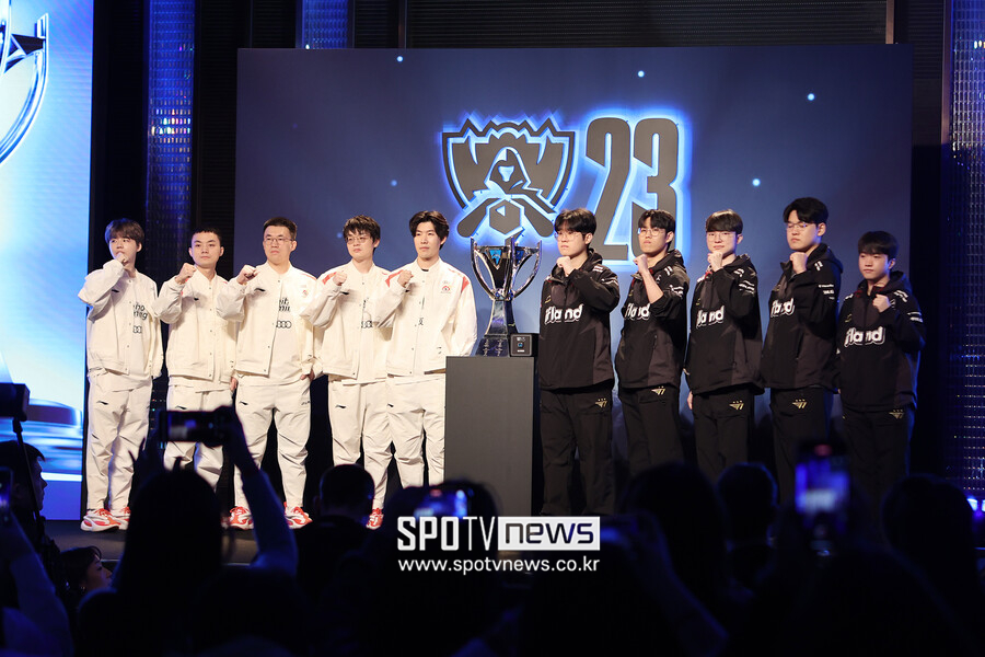뉴진스와 함께한 롤드컵 결승 미디어데이, T1·웨이보 "우승은 우리가!"