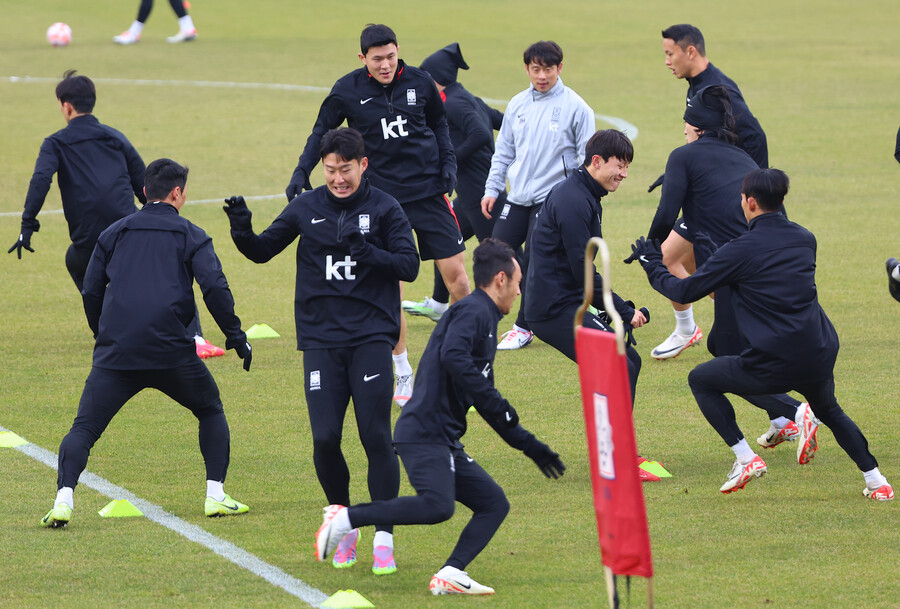 ▲ 위르겐 클린스만 감독이 이끄는 축구대표팀이 15일 서울 목동종합운동장에서 훈련에 열중했다. 주장 손흥민을 중심으로 김민재, 이강인, 황희찬, 조규성 등이 활기찬 분위기를 만들었다.  ⓒ연합뉴스