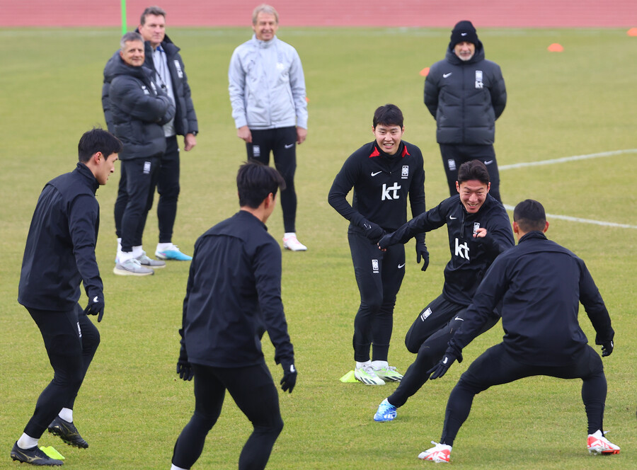 ▲ 위르겐 클린스만 감독이 이끄는 축구대표팀이 15일 서울 목동종합운동장에서 훈련에 열중했다. 주장 손흥민을 중심으로 김민재, 이강인, 황희찬, 조규성 등이 활기찬 분위기를 만들었다.  ⓒ연합뉴스
