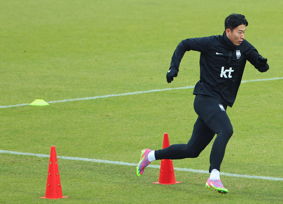 ▲ 위르겐 클린스만 감독이 보는 앞에서 몸을 푼 축구대표팀 손흥민, 김민재. ⓒ연합뉴스