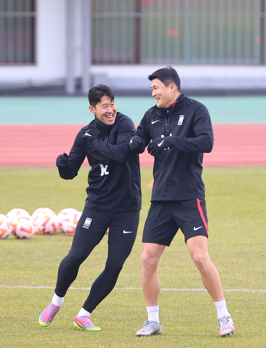 ▲ 위르겐 클린스만 감독이 보는 앞에서 몸을 푼 축구대표팀 손흥민, 김민재. ⓒ연합뉴스