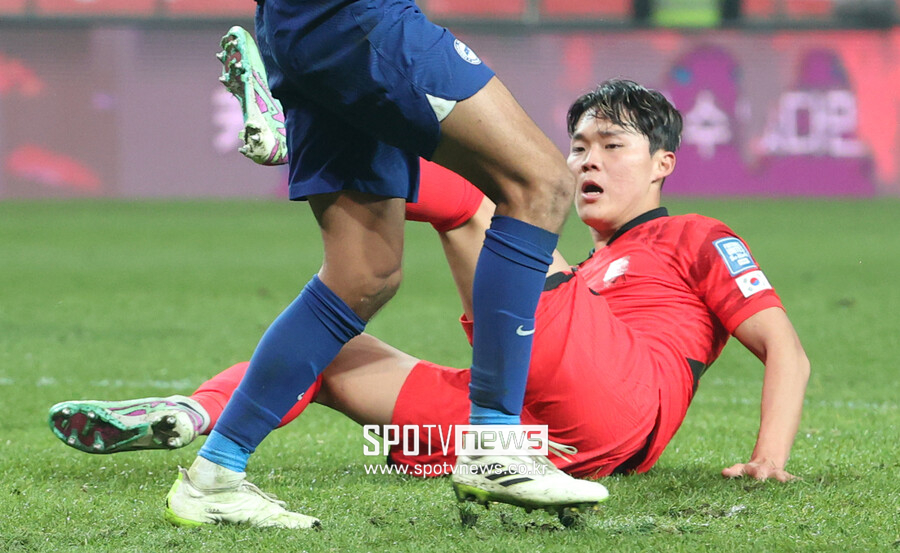▲ A대표팀 데뷔골을 간절히 원하는 오현규, 경기 내내 그는 손을 들어 동료에게 '저 여기 있어요'라며 존재를 알리려 애썼다. ⓒ곽혜미 기자