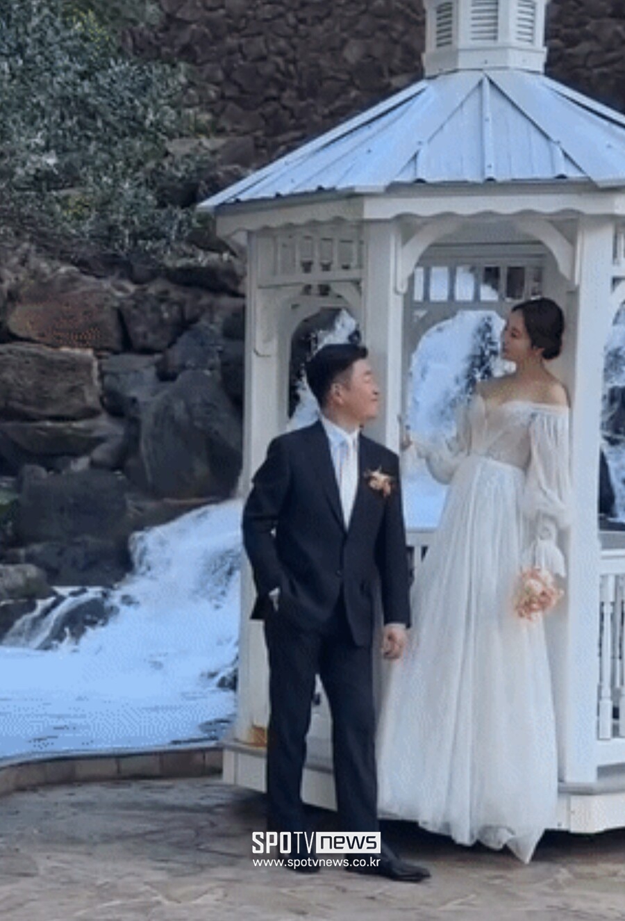 [단독]손은서♥장원석, 하와이 로맨틱 결혼사진 입수…마동석 하객 참석