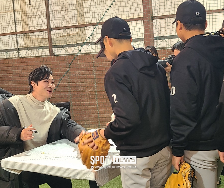 ▲ 부천중에서 사인하는 김하성 ⓒ 부천, 김민경 기자