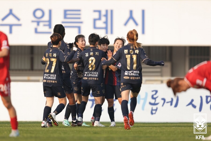 ▲ 수원FC 위민 지소연이 인천 현대제철과의 WK리그 챔피언결정 1차전에서 두 골을 넣으며 3-1 승리에 일조했다. ⓒ대한축구협회