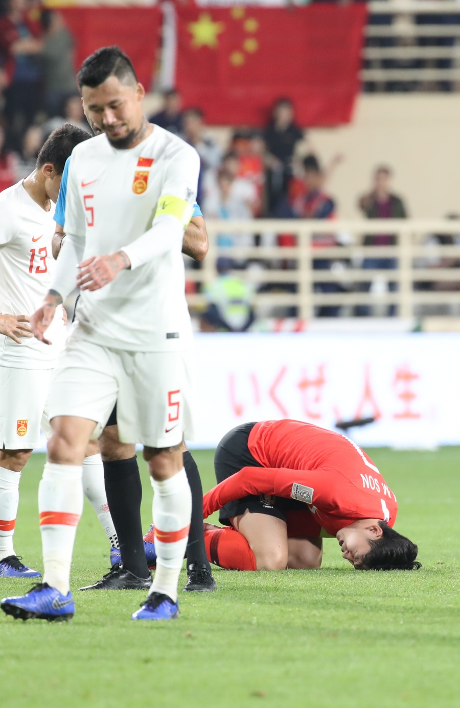 가격 당해 쓰러졌던 손흥민-목에 피났던 황의조…대놓고 거친 중국에는 골이 약이다
