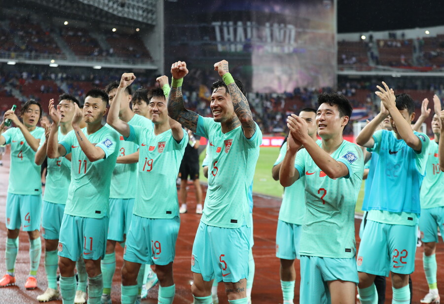 ▲ 태국전에서 2-1 역전승을 거두고 좋아하는 중국 축구대표팀. ⓒ연합뉴스/REUTERS