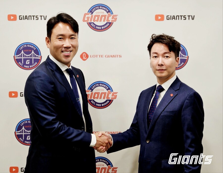 ▲ 롯데 자이언츠 전준우(왼쪽)가 사직야구장에서 박준혁 단장과 계약을 체결한 후 악수하고 있다. ⓒ롯데 자이언츠