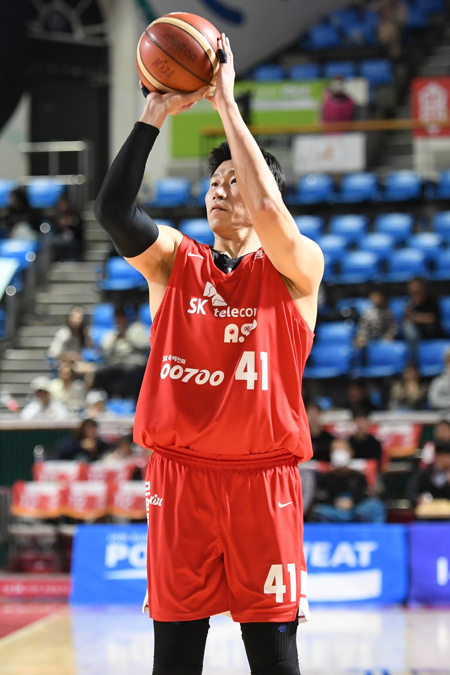 ▲ 워니(위)와 오세근 ⓒ KBL