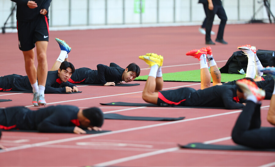 ▲ 중국 선전 유니버시아드 스포츠센터에서 몸을 풀고 있는 축구대표팀. ⓒ연합뉴스