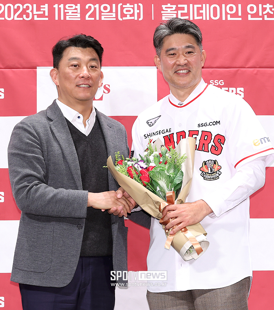 [포토S] 김성용 단장에게 꽃다발 받은 이숭용 감독