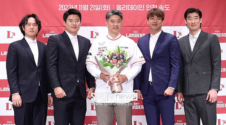 ▲ 최정과 노경은, 이숭용 감독, 김광현, 오태곤(왼쪽부터)이 기념 촬영을 하고 있다. ⓒ곽혜미 기자