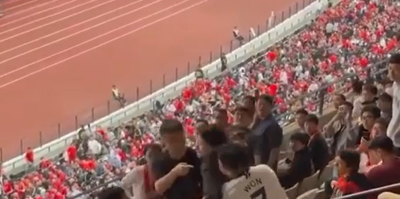▲ 토트넘 팬과 말다툼을 벌이는 중국 팬들  ⓒ더 선
