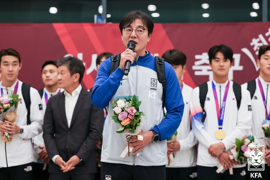▲ 불과 몇 달 전 아시안게임 금메달을 목에 건 황선홍 감독 ⓒ 대한축구협회