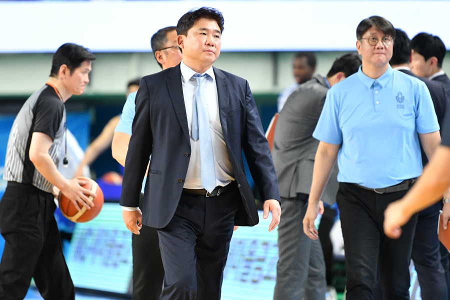 KBL, 욕설한 김승기 감독에게 제재금 1천만원…"머리 숙여 사과한다"