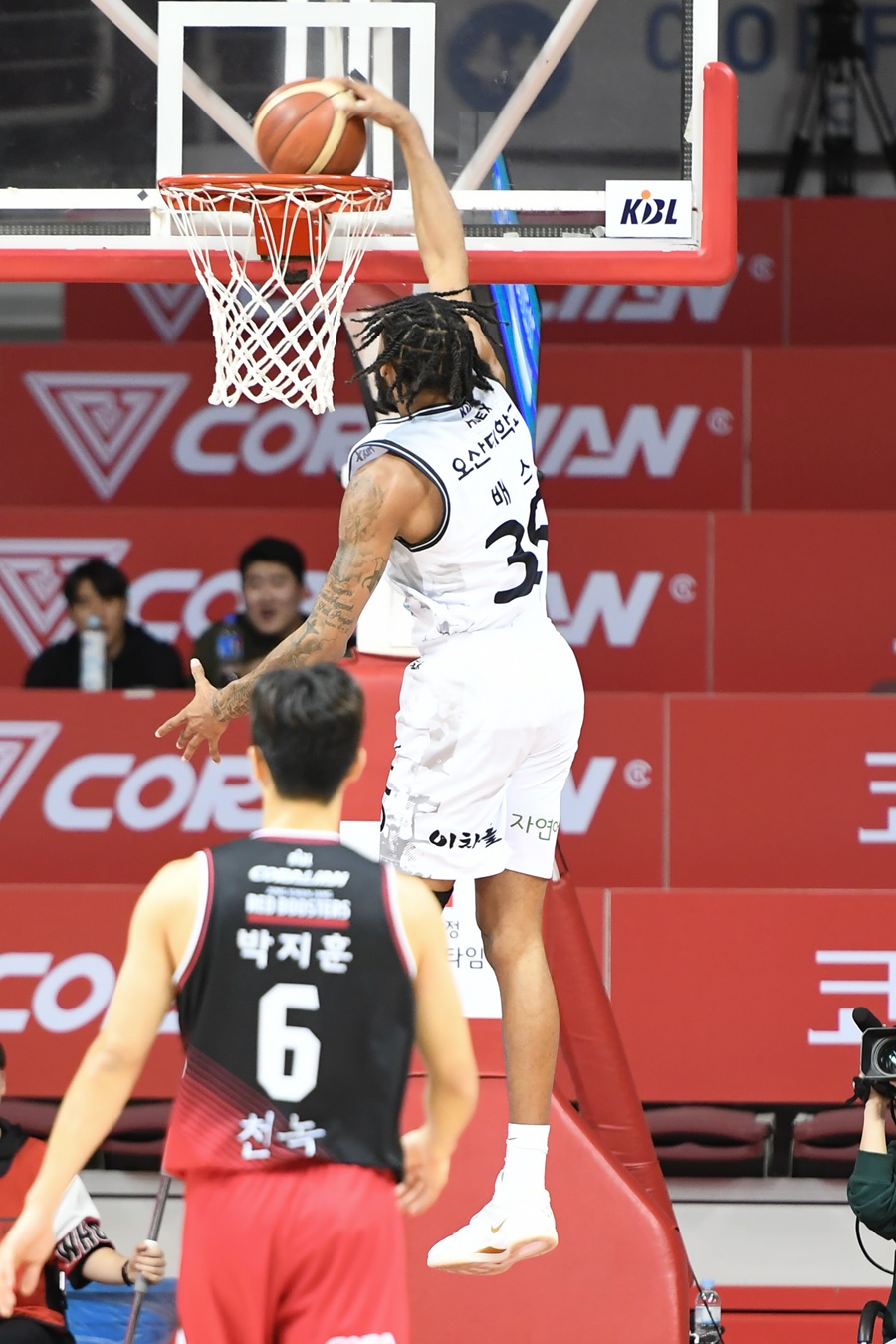 ▲ 패리스 배스. 이날 17득점 8리바운드로 자기 몫을 다했다 ⓒ KBL