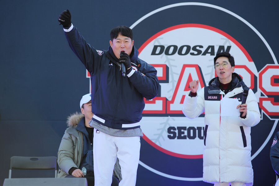 말춤에 노래까지, 152억짜리 팬서비스 제대로였다…"옛날 사람이라, 열정!"