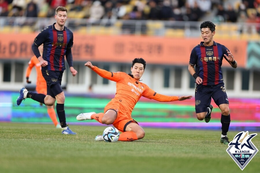 ▲ 수원FC전에서 골을 넣은 이정협, 동료들이 모두 모여 세리머니를 했다. ⓒ한국프로축구연맹