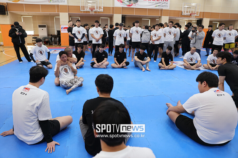 [포토S] 초크 기술 배우는 KTT 관원들