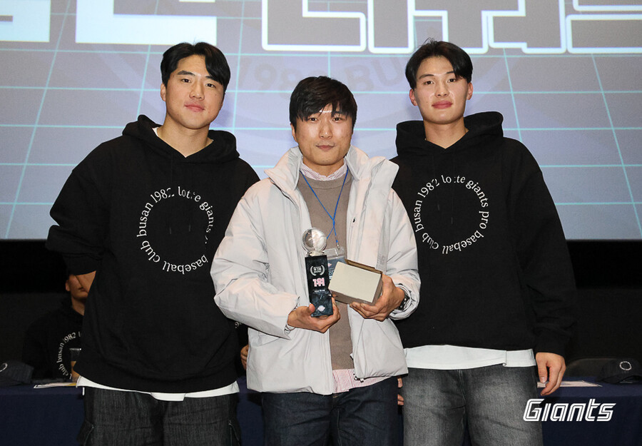 ▲ 롯데 자이언츠 공식 APP 볼 포인트 1위 팬과 함께 손성빈, 윤동희가 기념 촬영을 하고 있다. ⓒ롯데 자이언츠