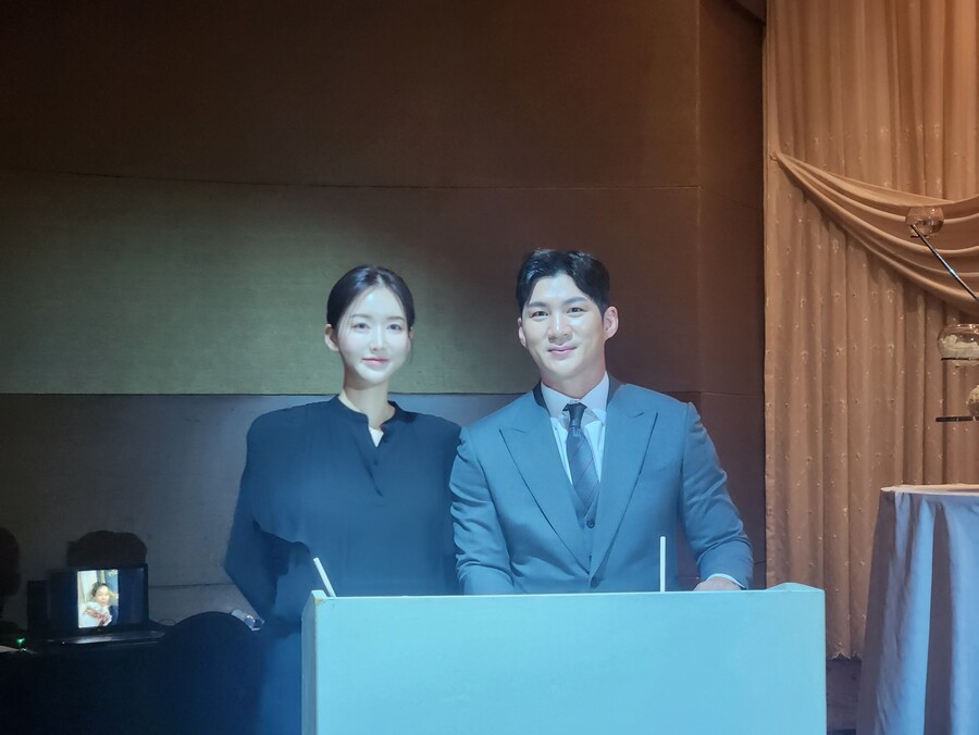 ▲ 아내 김영은 씨(왼쪽)와 공동 사회를 본 오지환 ⓒ LG 트윈스