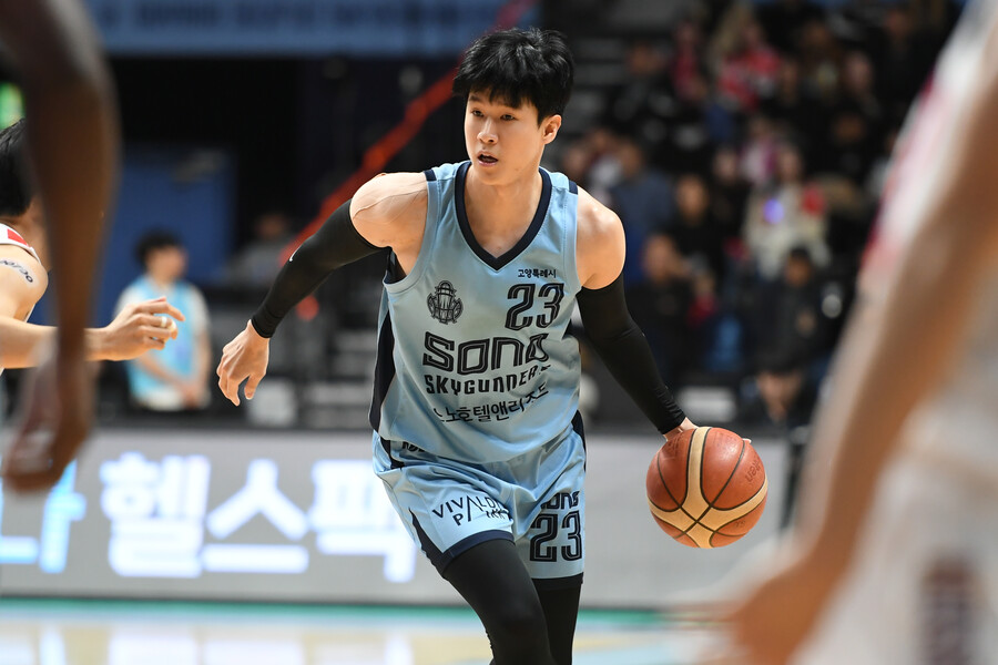 [KBL REVIEW] 전성현 복귀→이정현·오누아쿠 펄펄…소노, SK 꺾고 연패 탈출