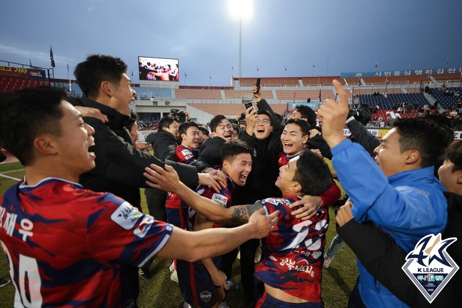 ▲ 기뻐하는 김천상무 선수단 ⓒ한국프로축구연맹