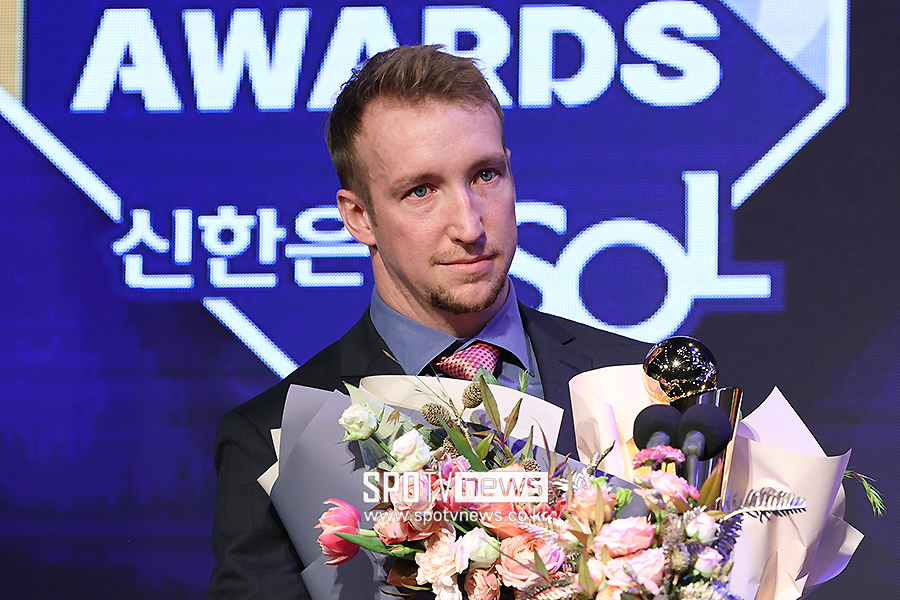 '눈물 또 글썽' 페디 MVP 수상 피날레…신인상은 문동주, 한화 17년 만에 영광 (종합)