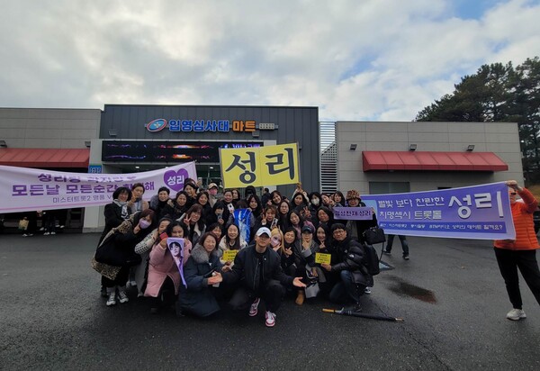 ▲ 성리(맨앞줄 가운데)가 육군훈련소 앞에서 팬클럽 성리학자 회원들과 기념촬영을 하고 있다. 제공|C2K엔터테인먼트