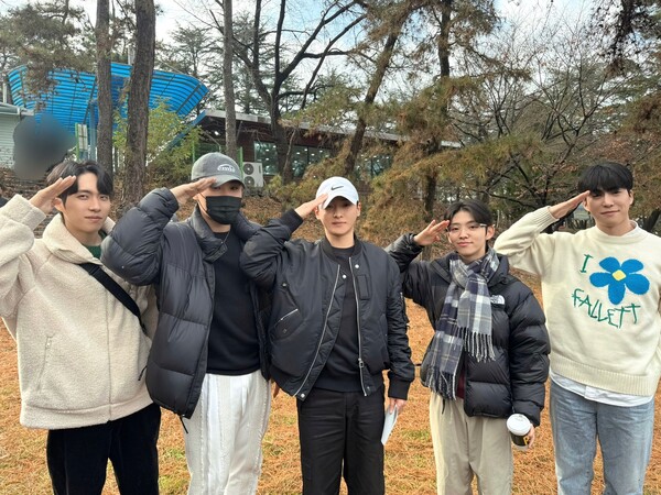 ▲ 성리(가운데)가 '미스터트롯2'를 함께했던 재하 고정우 장송호 강재수(왼쪽부터)의 환송을 받으며 입대하고 있다. 제공|C2K엔터테인먼트