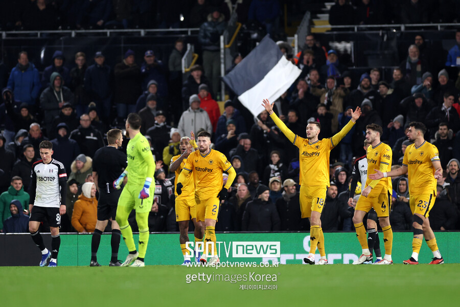 ▲ 울버햄튼이 영국 런던 크레이븐 코티지에서 열린 '2023-24시즌 프리미어리그' 13라운드에서 풀럼전에서 패배 이후 아쉬워하고 있다