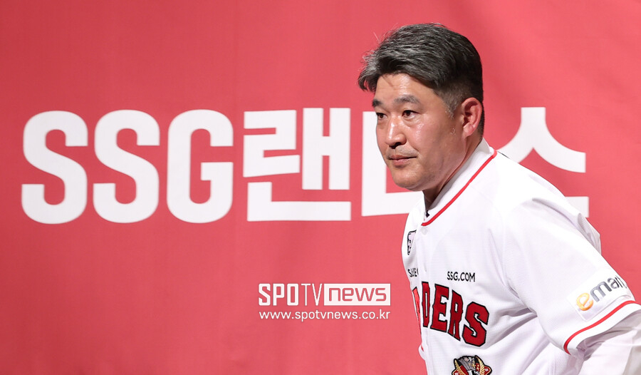 ‘근조 화환까지’ 성난 팬심 마주한 위기의 SSG… 1군 코칭스태프 구성 완료, 단장 선임은 신중하게