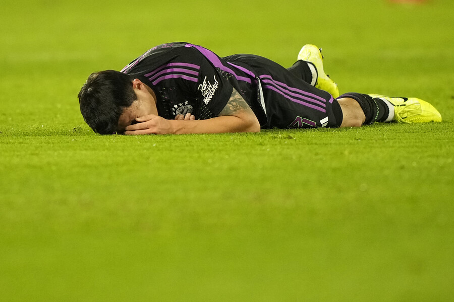 ▲ 김민재는 지난 주말 열린 쾰른 원정에서 전반전 큰 충돌로 쓰러졌다 ⓒ연합뉴스/AP