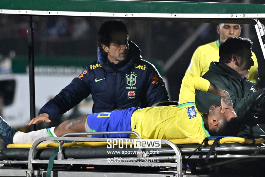 ▲ 네이마르가 우루과이 몬테비데오에서 열린 '2026 국제축구연맹(FIFA) 북중미 월드컵 남미예선' 우루과이와 남미 예선에서 큰 부상을 당했다