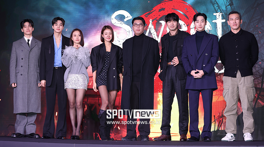 ▲ 김무열 송강 고민시 이시영 이응복 감독 이진욱 진영 유오성 ⓒ곽혜미 기자