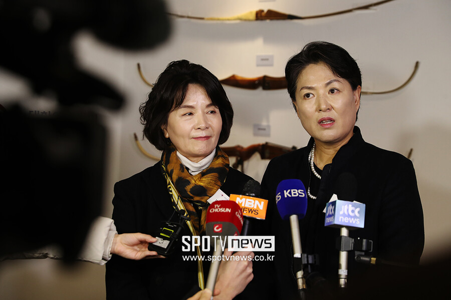 ▲ 대한양궁협회는 한국 양궁 발전에 지대한 영향을 준 인사 6명에게 공로상을 수여했다. 공로상을 수상한 1979년 베를린 세계양궁선수권대회 5관왕 김진호(왼쪽)와 1984년 로스앤젤레스 올림픽 금메달리스트 서향순. ⓒ 광장동, 이교덕 기자