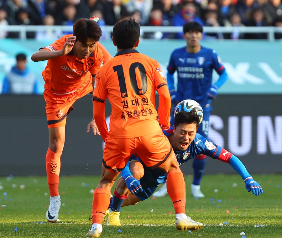 ▲ 2일 경기도 수원월드컵경기장에서 열린 프로축구 하나원큐 K리그1 2023 마지막 38라운드 수원 삼성와 강원FC 경기 ⓒ 연합뉴스