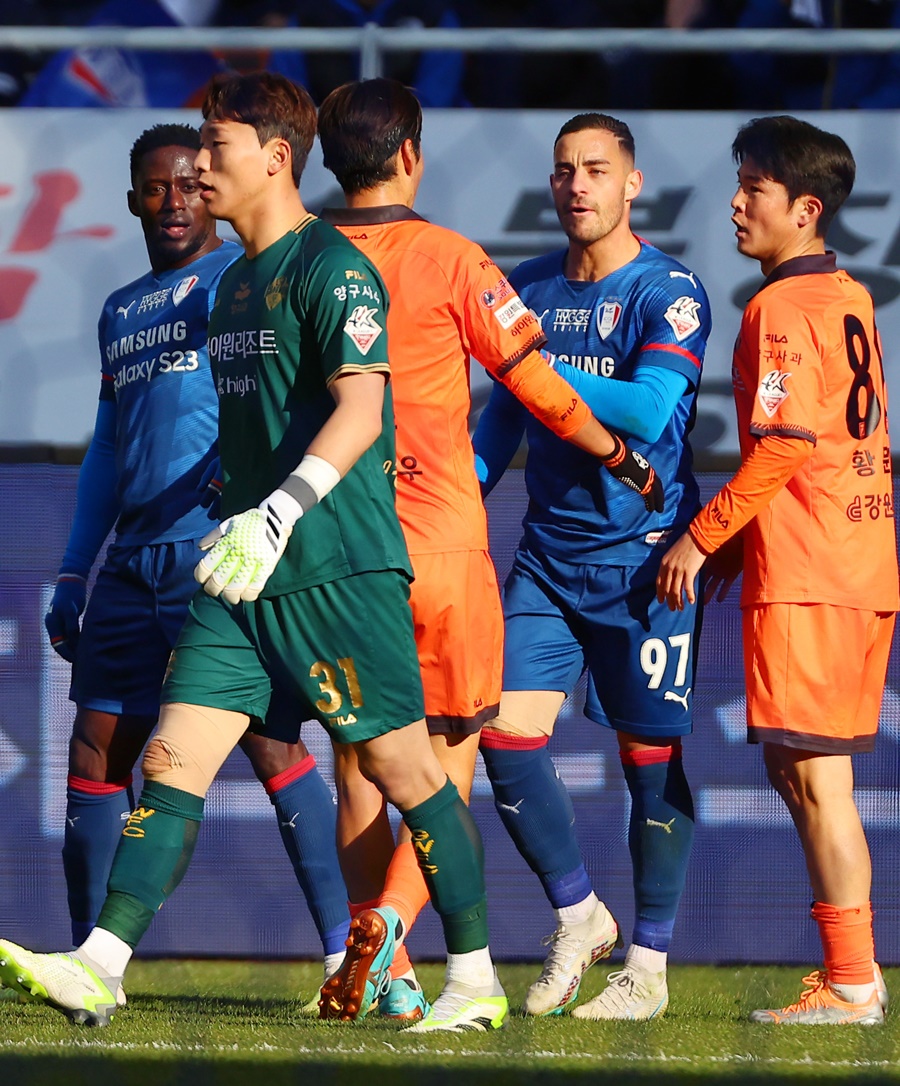 ▲ 2일 경기도 수원월드컵경기장에서 열린 프로축구 하나원큐 K리그1 2023 마지막 38라운드 수원 삼성와 강원FC 경기 ⓒ 연합뉴스