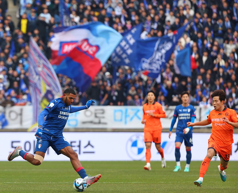 ▲ 2일 경기도 수원월드컵경기장에서 열린 프로축구 하나원큐 K리그1 2023 마지막 38라운드 수원 삼성와 강원FC 경기 ⓒ 연합뉴스
