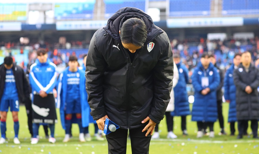 ▲ 2일 경기도 수원월드컵경기장에서 열린 프로축구 하나원큐 K리그1 2023 마지막 38라운드 수원 삼성과 강원FC 경기에서 0-0으로 무승부를 거두며 2부 리그로 강등된 수원 삼성 염기훈 감독 대행이 고개를 떨군 채 팬들에게 인사하기 위해 이동하고 있다. ⓒ 연합뉴스