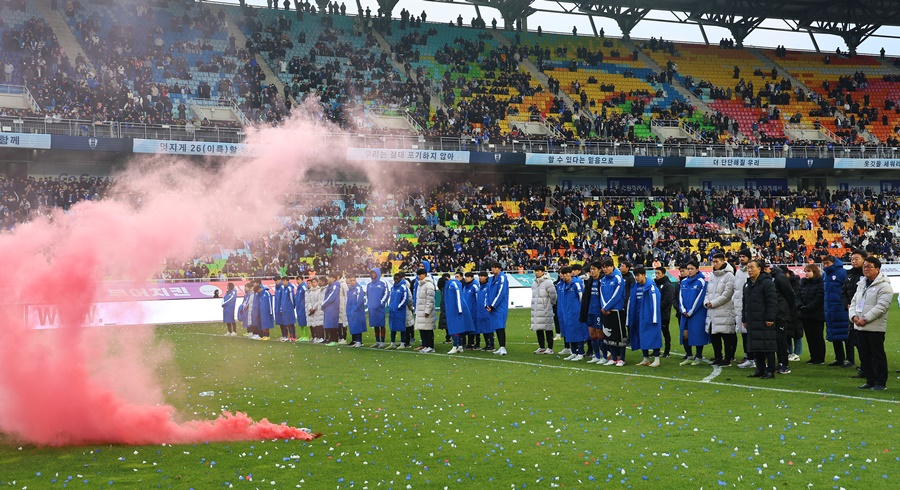 ▲ 2일 경기도 수원월드컵경기장에서 열린 프로축구 하나원큐 K리그1 2023 마지막 38라운드 수원 삼성과 강원FC 경기에서 0-0으로 무승부를 거두며 2부 리그로 강등된 수원 삼성 ⓒ 연합뉴스