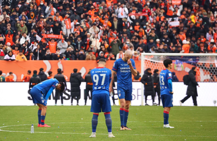 ▲ 2일 경기도 수원월드컵경기장에서 열린 프로축구 하나원큐 K리그1 2023 마지막 38라운드 수원 삼성과 강원FC 경기에서 0-0으로 무승부를 거두며 2부 리그로 강등된 수원 삼성 ⓒ 연합뉴스